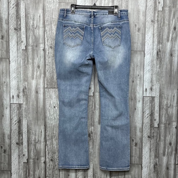 ⭐️Flamingals Light Wash Straight Jeans NWT [AA229] - Picture 4 of 9